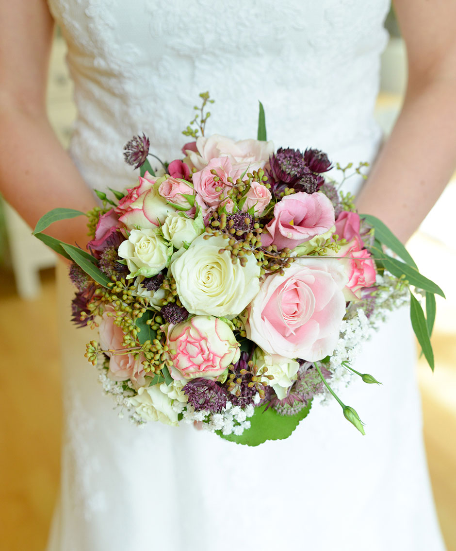 Hochzeitsfoto Brautstyling Brautstrauß zuhause